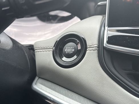 Used 2024 Jeep Compass Limited image 18