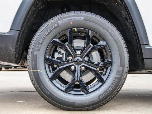 New 2025 Jeep Grand Cherokee L Altitude image 9