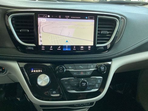 Used 2024 Chrysler Pacifica Limited FWD image 15