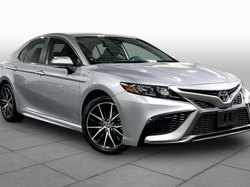 Used 2024 Toyota Camry SE FWD image 3