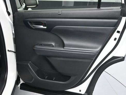 Used 2023 Toyota Highlander XLE FWD image 13