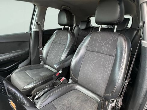Used 2019 Chevrolet Trax LT w/ LT Convenience Package FWD image 13