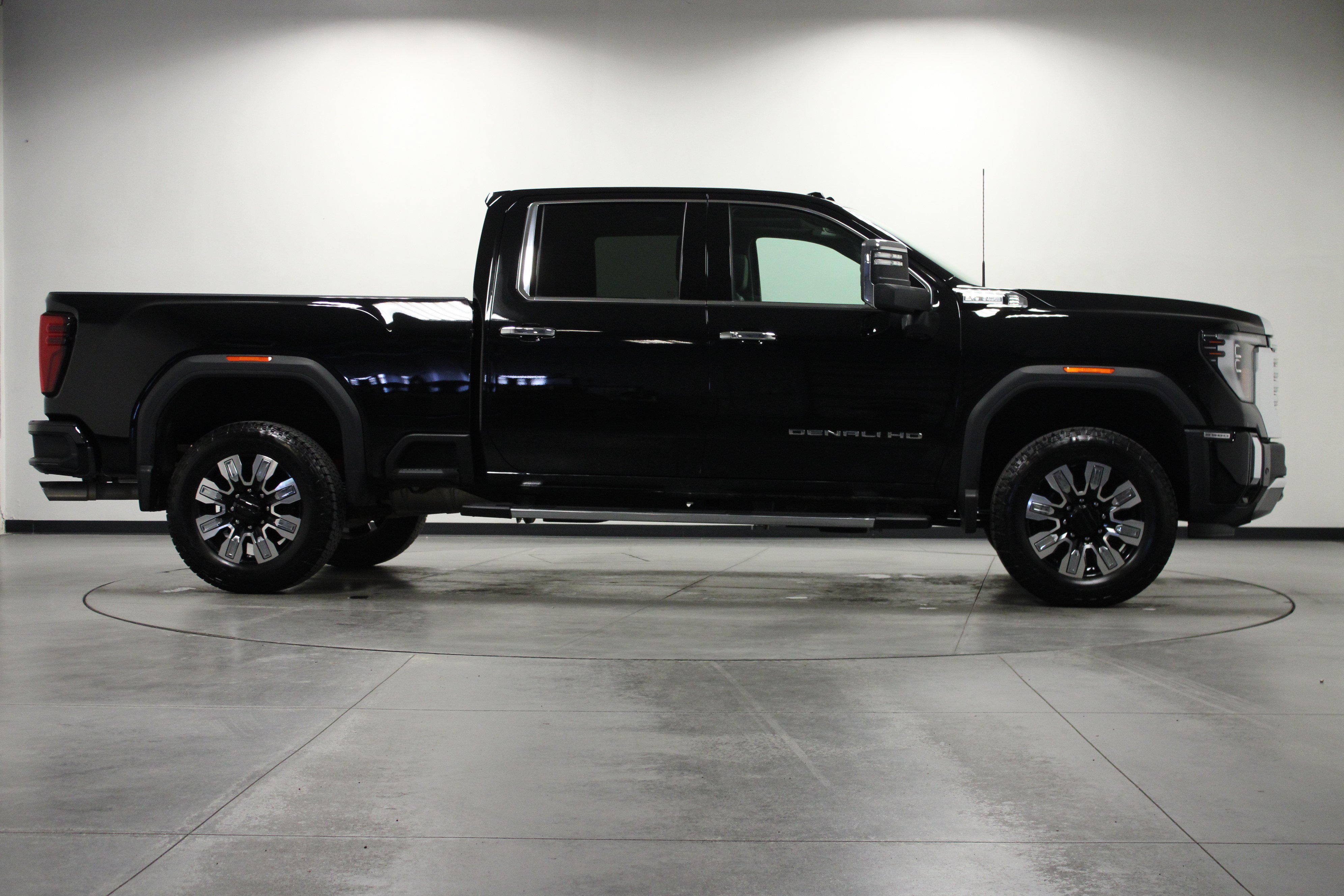 Used 2025 GMC Sierra 2500 Denali w/ Technology Package AWD/4WD image 3