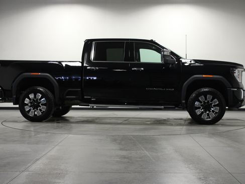 Used 2025 GMC Sierra 2500 Denali AWD/4WD image 3