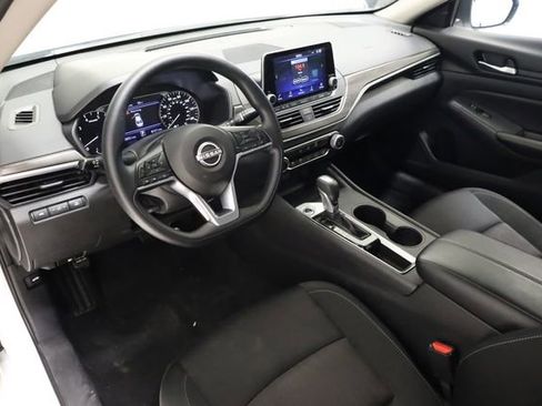 Used 2025 Nissan Altima 2.5 SV FWD image 11