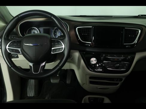 Used 2018 Chrysler Pacifica Touring-L w/ Premium Audio Group FWD image 23