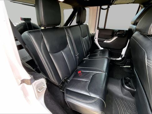 Used 2017 Jeep Wrangler Unlimited Sahara w/ Connectivity Group AWD/4WD image 19