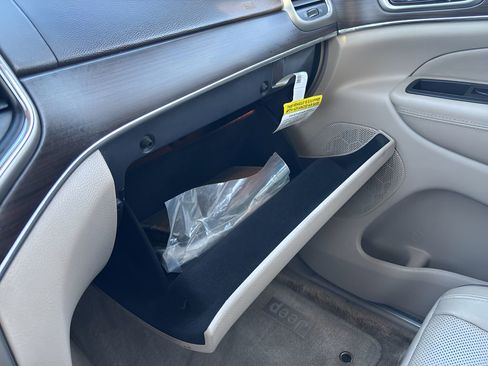 Used 2015 Jeep Grand Cherokee Overland w/ Advanced Technology Group image 28