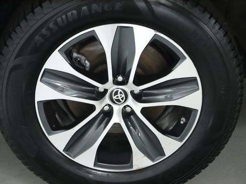 Used 2024 Toyota Highlander XLE AWD/4WD image 12