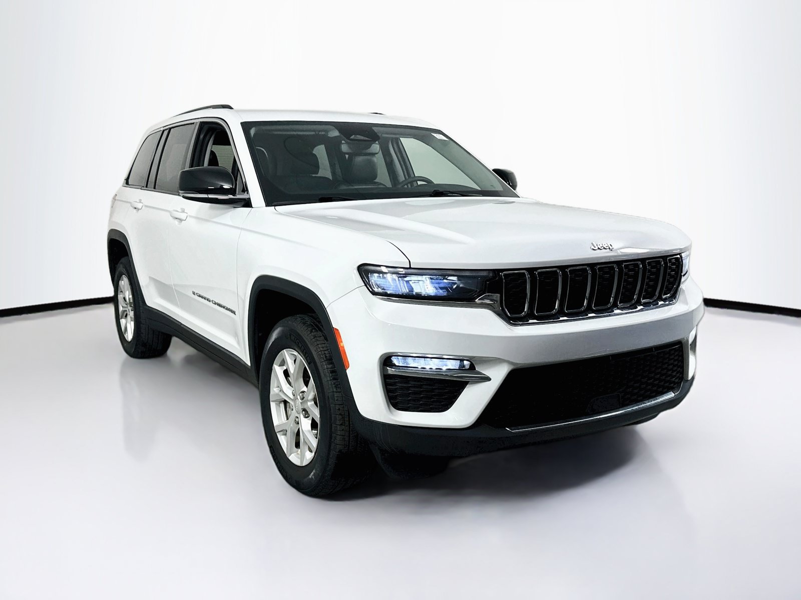 Used 2023 Jeep Grand Cherokee Limited w/ Trailer Tow Prep Group (B) AWD/4WD image 3