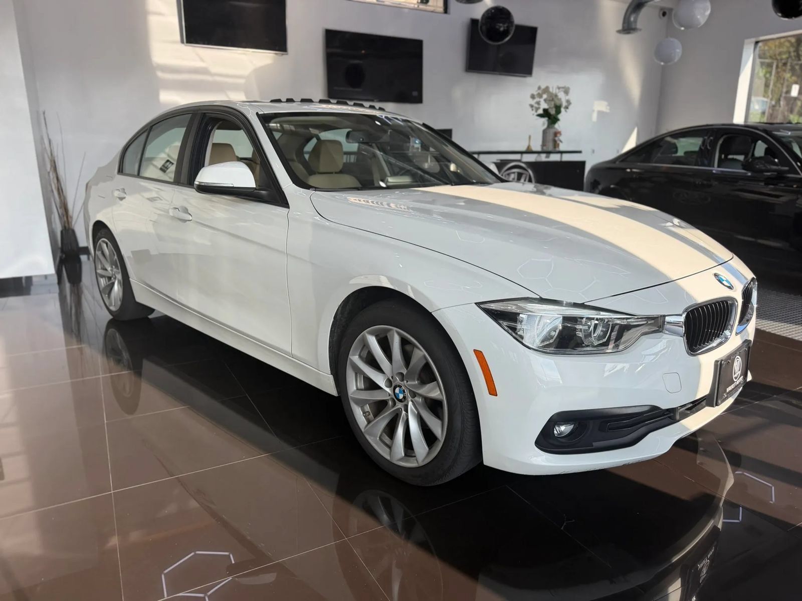 Used 2018 BMW 320i xDrive Sedan w/ Convenience Package AWD/4WD image 3