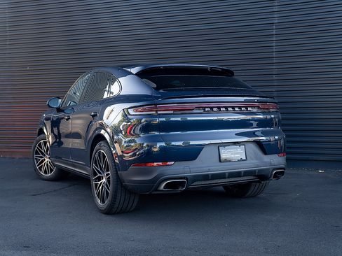 Certified 2025 Porsche Cayenne Coupe image 3
