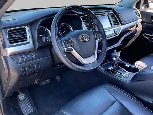 Used 2018 Toyota Highlander XLE AWD/4WD image 17