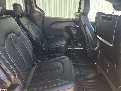 Used 2019 Chrysler Pacifica Touring-L Plus w/ S Appearance Package FWD image 12