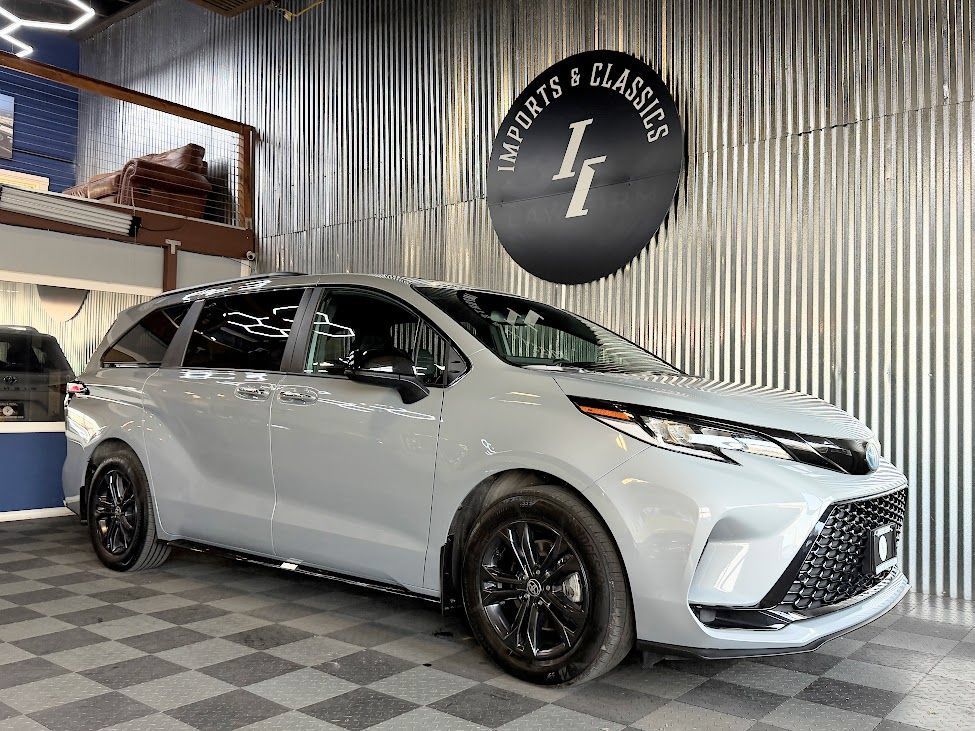 Used 2025 Toyota Sienna XSE AWD/4WD image 2