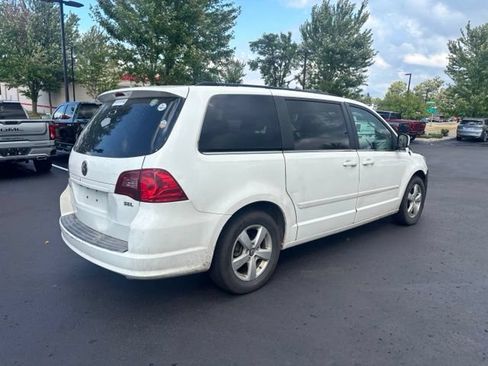 Used 2009 Volkswagen Routan SEL FWD image 5