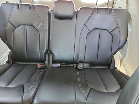 Used 2024 Chrysler Pacifica Touring-L FWD image 13