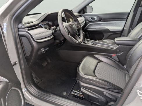 Used 2023 Jeep Compass Latitude image 32