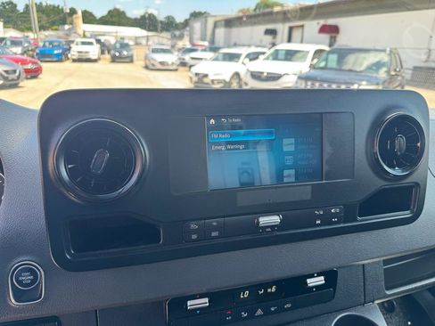 Used 2021 Mercedes-Benz Sprinter 2500 image 25