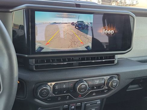 Used 2024 Jeep Gladiator Sport image 15