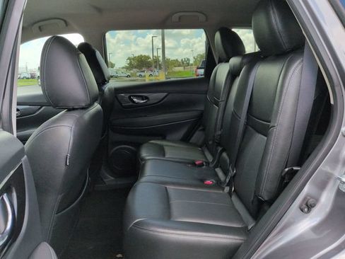 Used 2017 Nissan Rogue SV FWD image 14