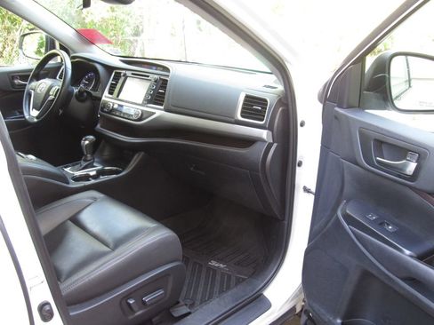 Certified 2019 Toyota Highlander XLE AWD/4WD image 18