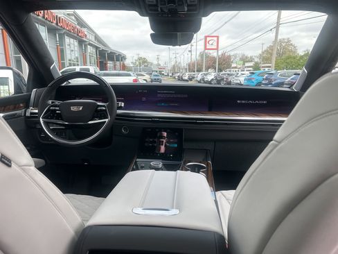 Used 2026 Cadillac Escalade Platinum Sport w/ LPO, ONYX Package image 33