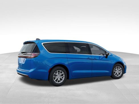 New 2026 Chrysler Pacifica Select image 4
