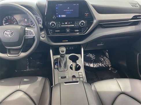 Certified 2024 Toyota Highlander XLE FWD image 24