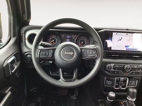 Used 2025 Jeep Gladiator Sport AWD/4WD image 15