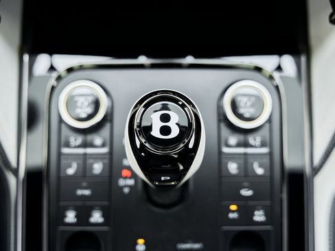 Used 2025 Bentley Flying Spur Plug-In Hybrid image 75