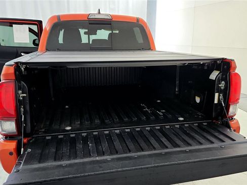 Used 2018 Toyota Tacoma TRD Off-Road w/ Technology Package AWD/4WD image 19