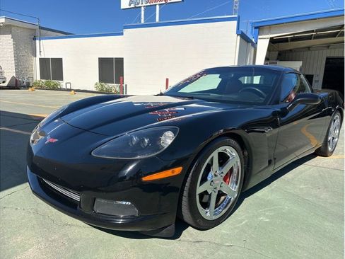 Used 2005 Chevrolet Corvette Coupe w/ Preferred Equipment Group RWD image 2