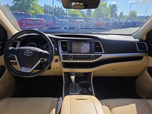Used 2018 Toyota Highlander XLE w/ Carpet Mat Package (TMS) FWD image 7