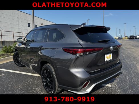 Used 2023 Toyota Highlander XSE AWD/4WD image 2