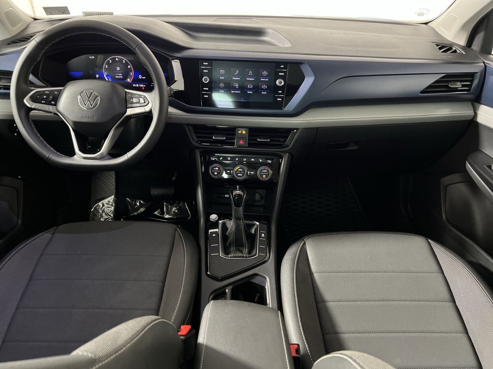 Used 2024 Volkswagen Taos SE w/ Panoramic Sunroof Package FWD image 22