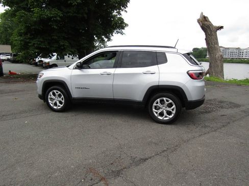 Used 2024 Jeep Compass Latitude AWD/4WD image 4
