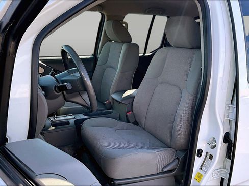 Used 2018 Nissan Frontier SV image 22