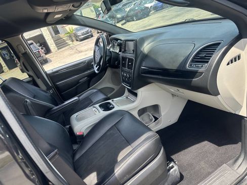 Used 2019 Dodge Grand Caravan SXT image 17