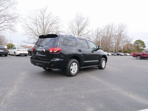 Used 2022 Toyota Sequoia SR5 image 4