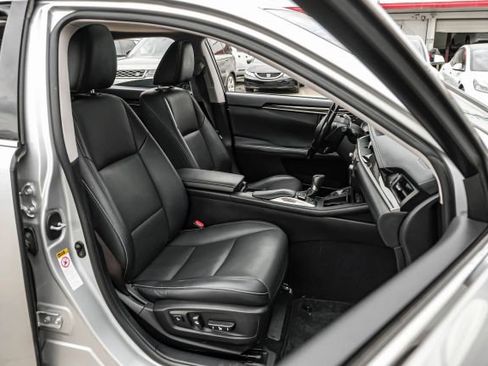 Used 2016 Lexus ES 300h image 43