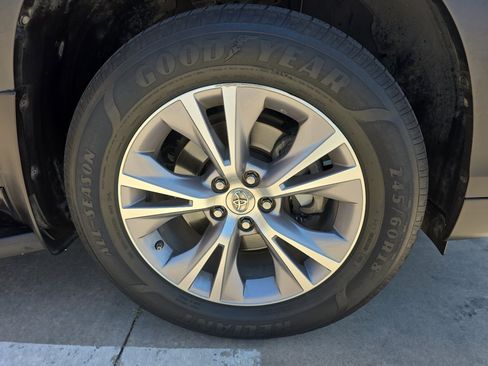 Used 2015 Toyota Highlander XLE image 32