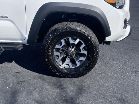 Used 2023 Toyota Tacoma TRD Off-Road w/ Advanced Technology Package image 33