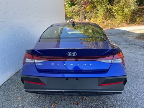 Used 2025 Hyundai Elantra SE image 6