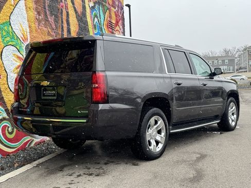 Used 2018 Chevrolet Suburban Premier image 3