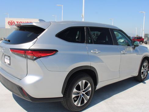 Used 2023 Toyota Highlander XLE FWD image 3