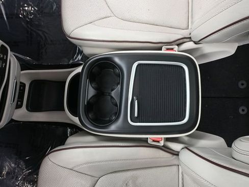 Used 2020 Chrysler Pacifica Limited FWD image 35