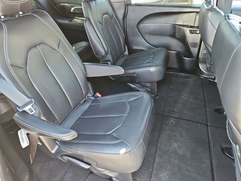 Used 2018 Chrysler Pacifica Touring-L FWD image 23