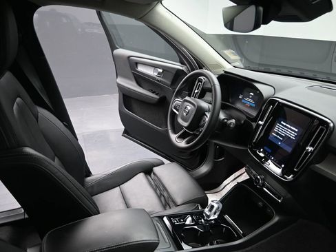 Used 2024 Volvo XC40 B5 Plus image 17
