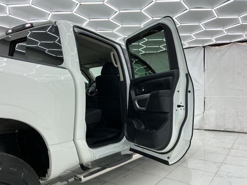 Used 2019 Nissan Titan SV AWD/4WD image 23